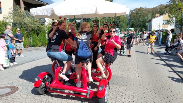 TT-Damen auf dem Fun-Bike